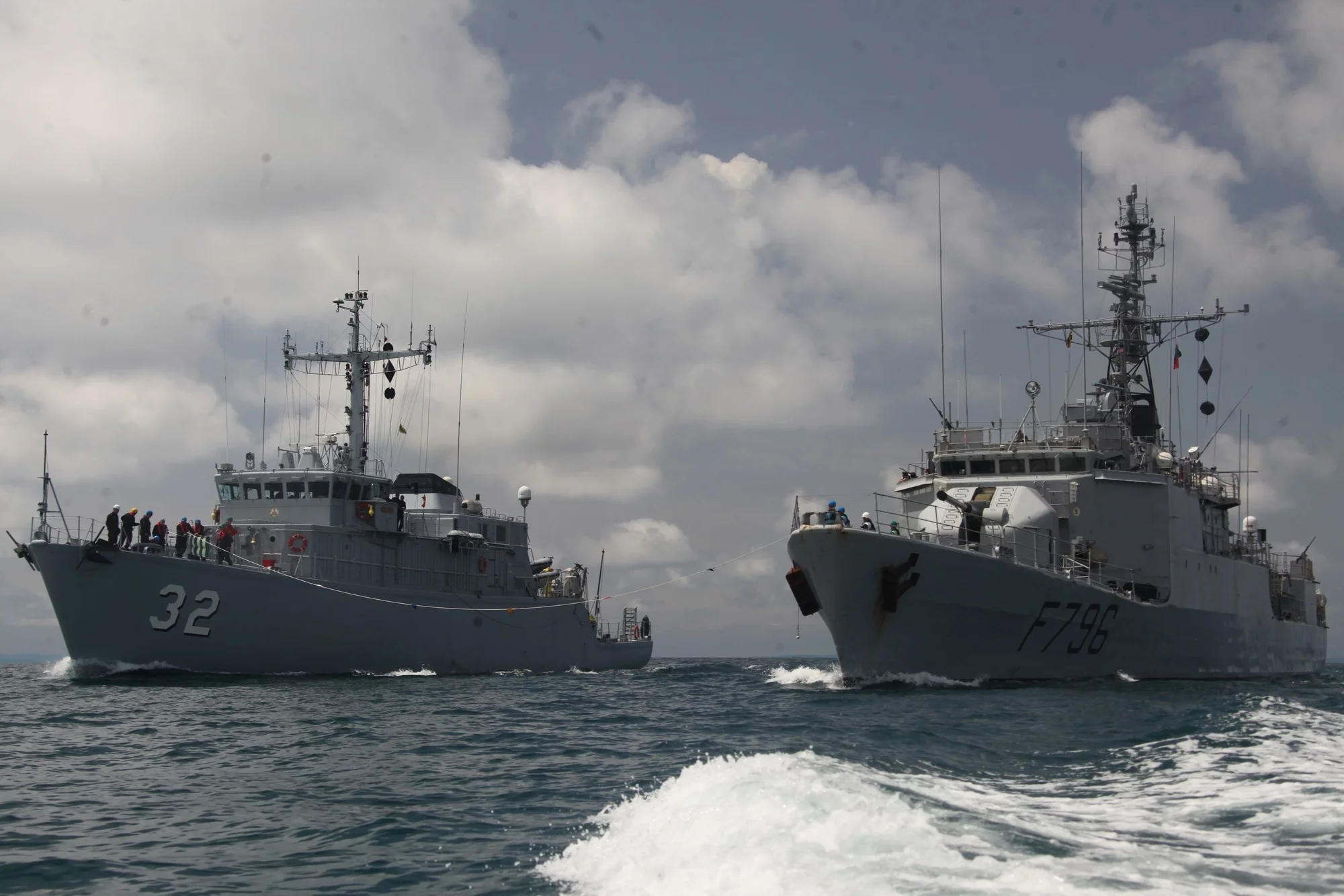 Le Commandant Birot s'entraîne au ravitaillement à la mer avec le chasseur de mines bulgare Tsibar