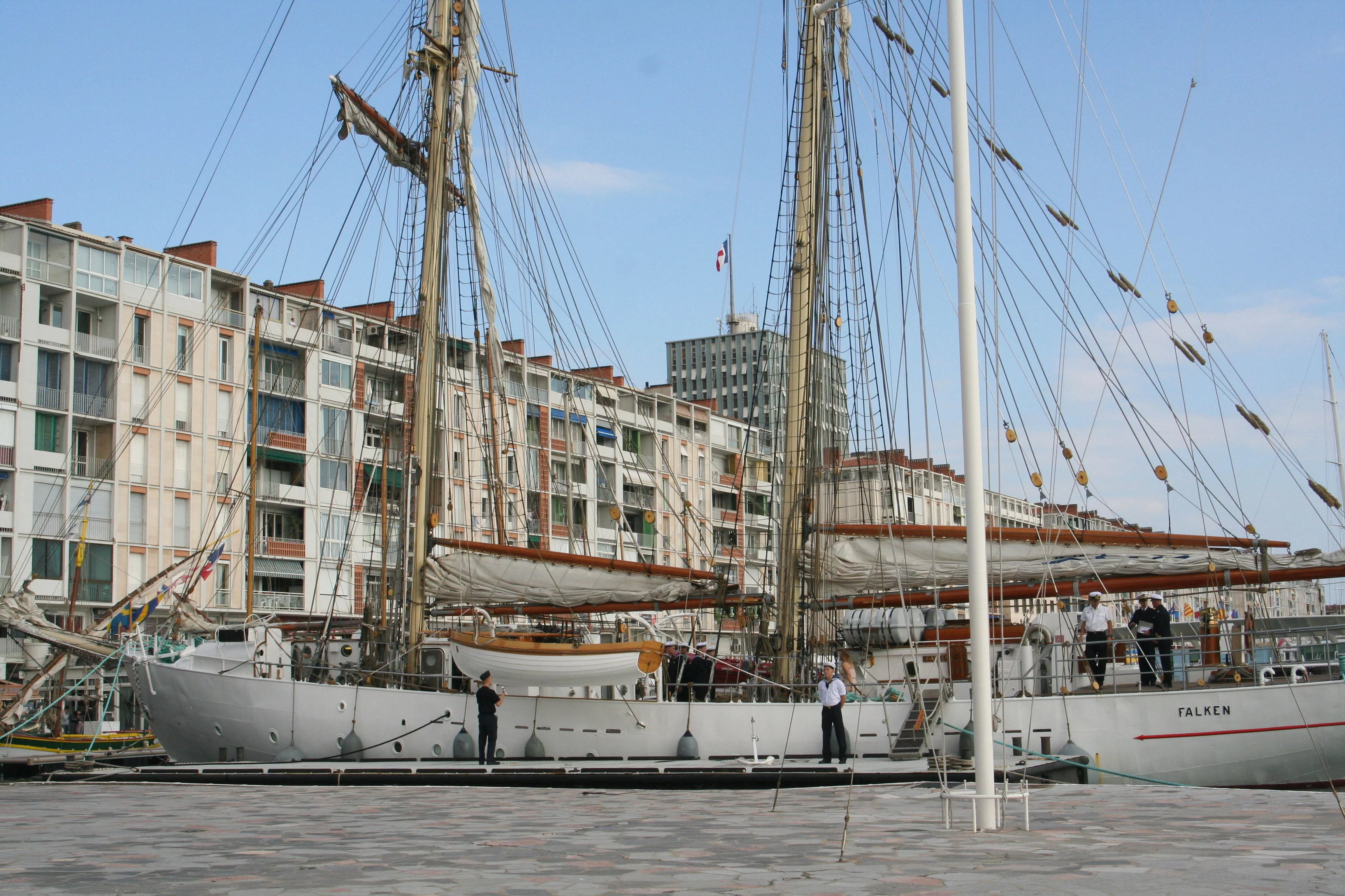 Le voilier-école Falken de la marine suédoise fait escale à Toulon