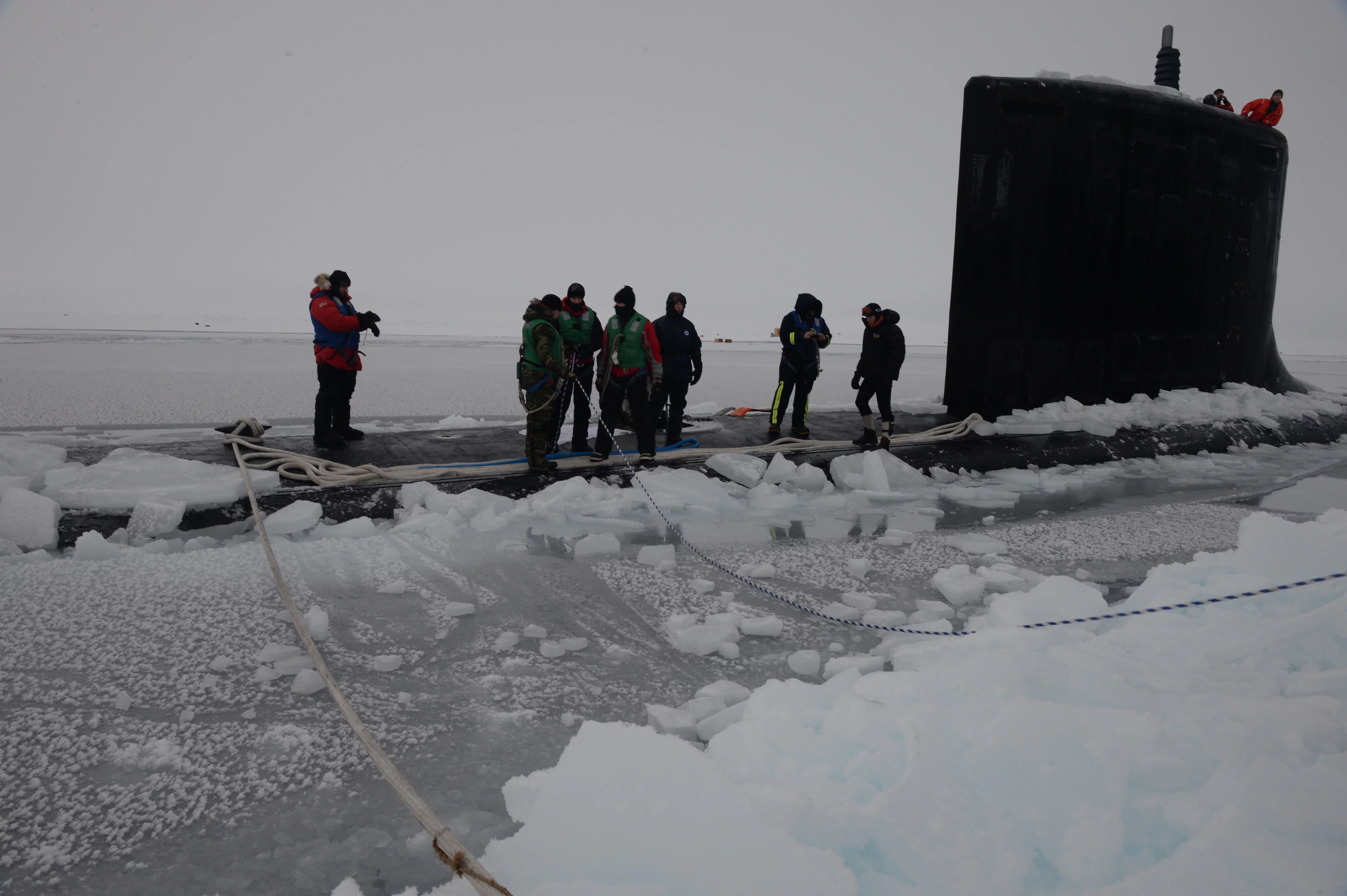 Le sous-marin USS New Mexico fait surface dans la banquise au cours de l'exercice ICEX 2014