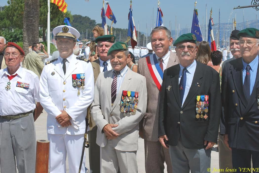 Le commandant entouré par les anciens combattants