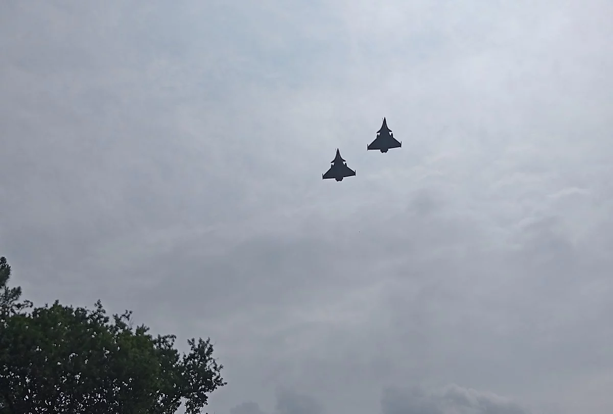 Deux chasseurs Rafale marine survolent le petit village de La Lande-Chasles
