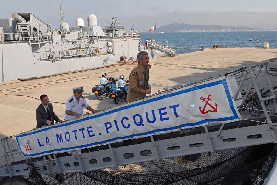 Le ministre de la défense monte Ã  bord de la frégate La Motte-Picquet