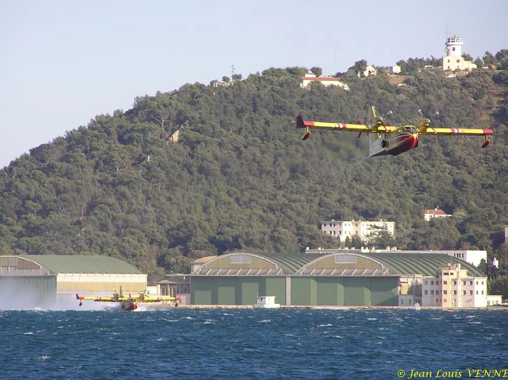 Les Canadairs interviennent au-dessus de Saint Mandrier