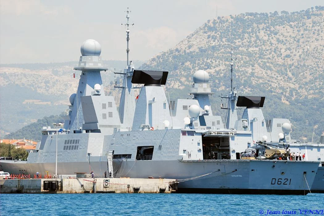 Appontage d’un NH90 sur le Chevalier-Paul