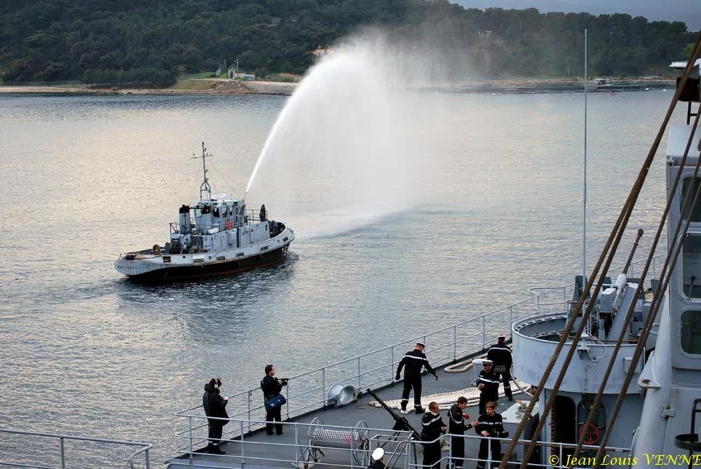 Un remorqueur de la base navale salue le retour du Jules Verne