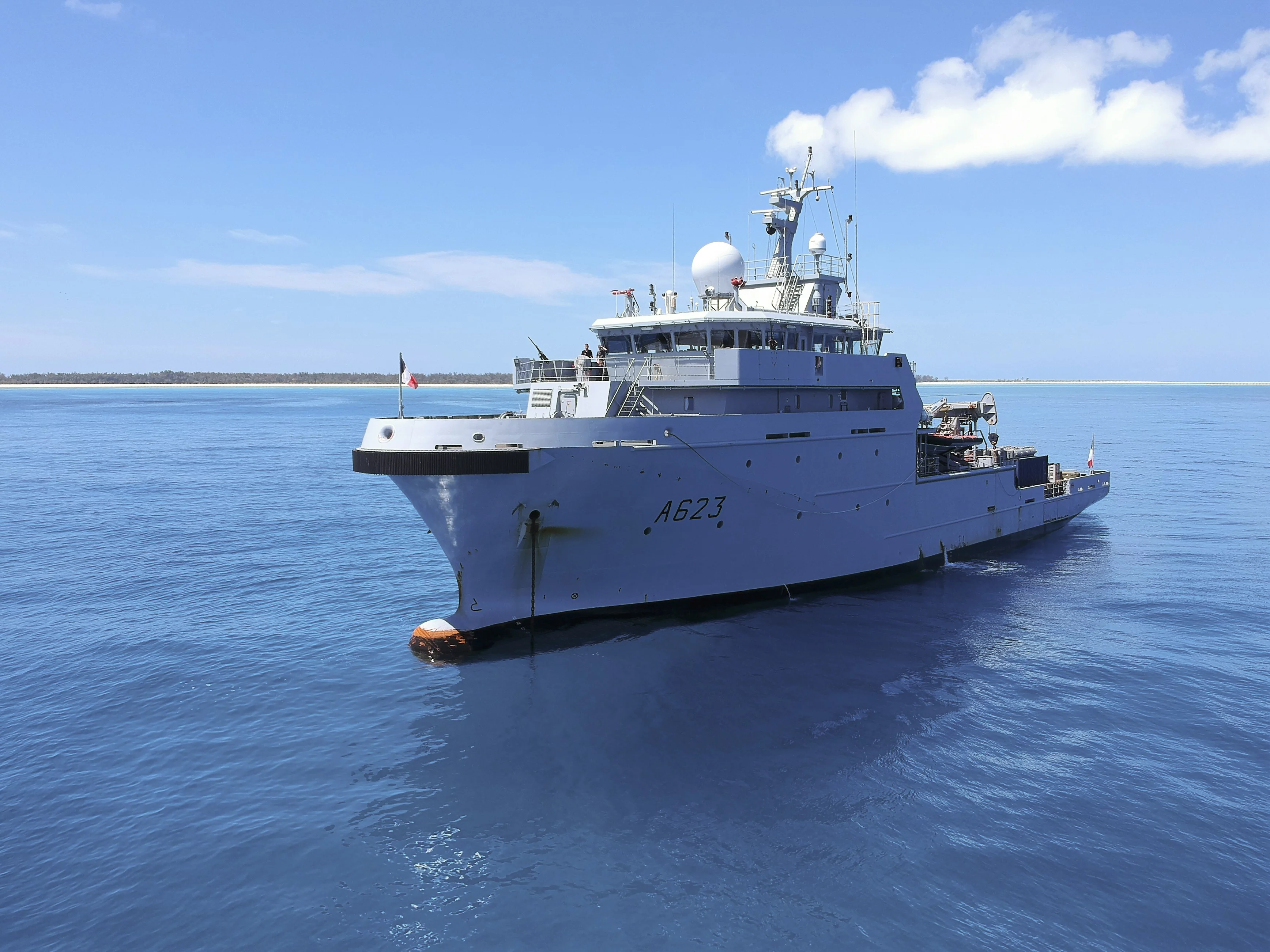 Le bâtiment de soutien Champlain dans le lagon de Mayotte
