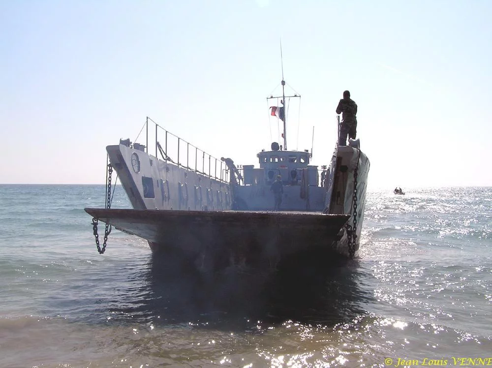 La flottille amphibie s'entraîne sur la plage des Sablettes