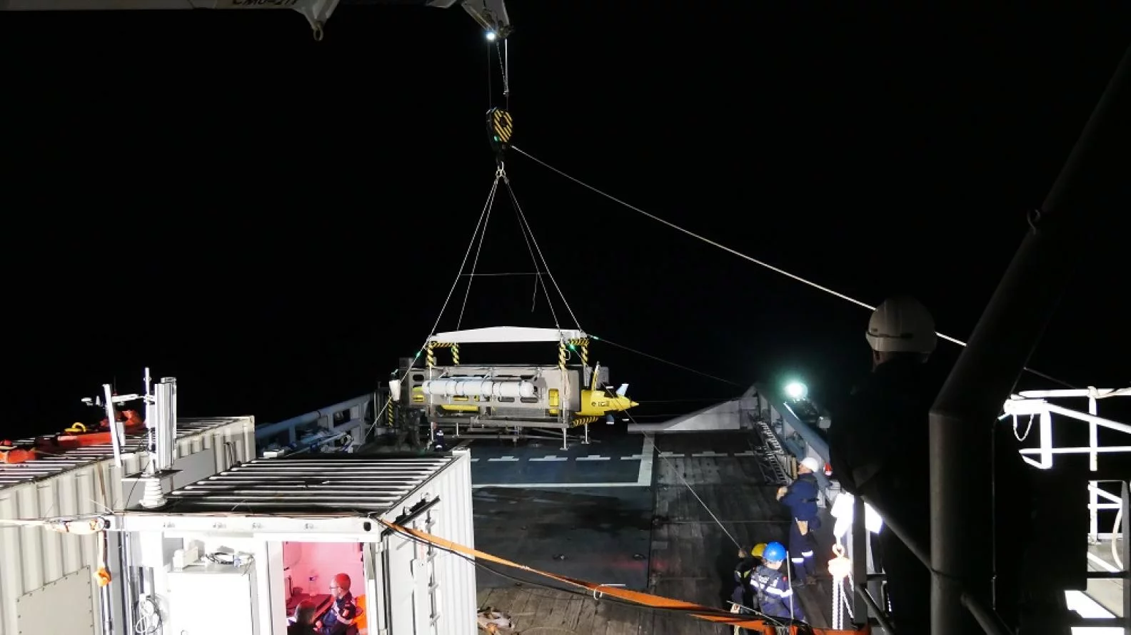 Mise à l’eau de nuit du done sous-marin A18-D