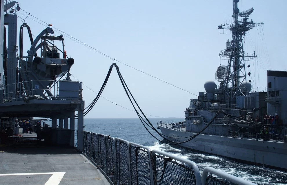 Le BCR Var ravitaille la frégate Jean de Vienne