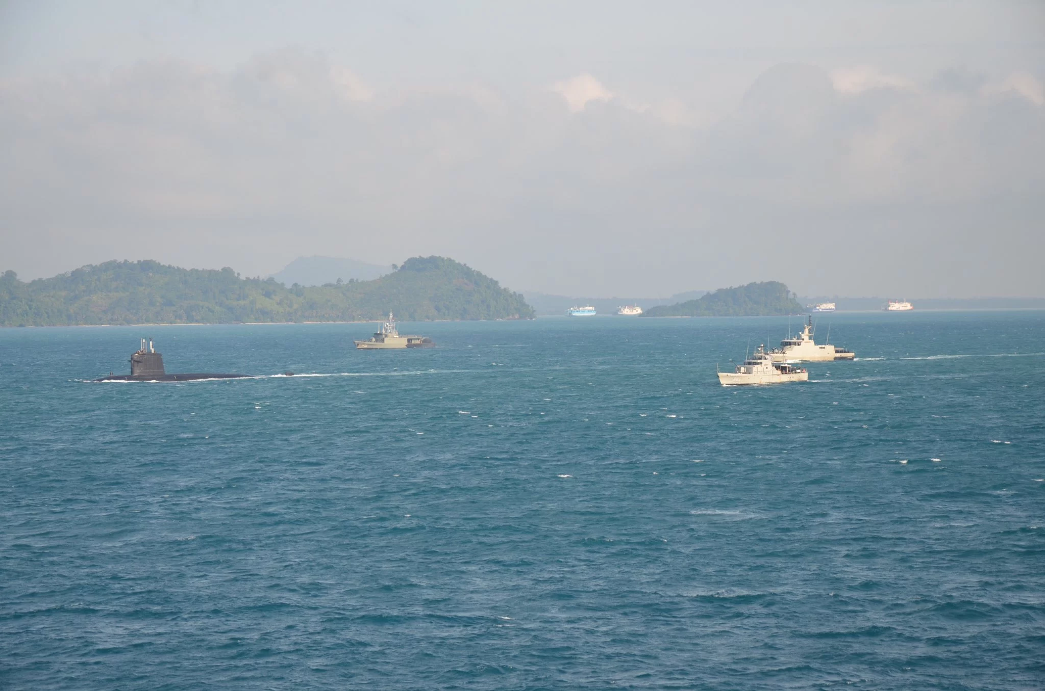 L'Emeraude et les 3 bâtiments indonésiens