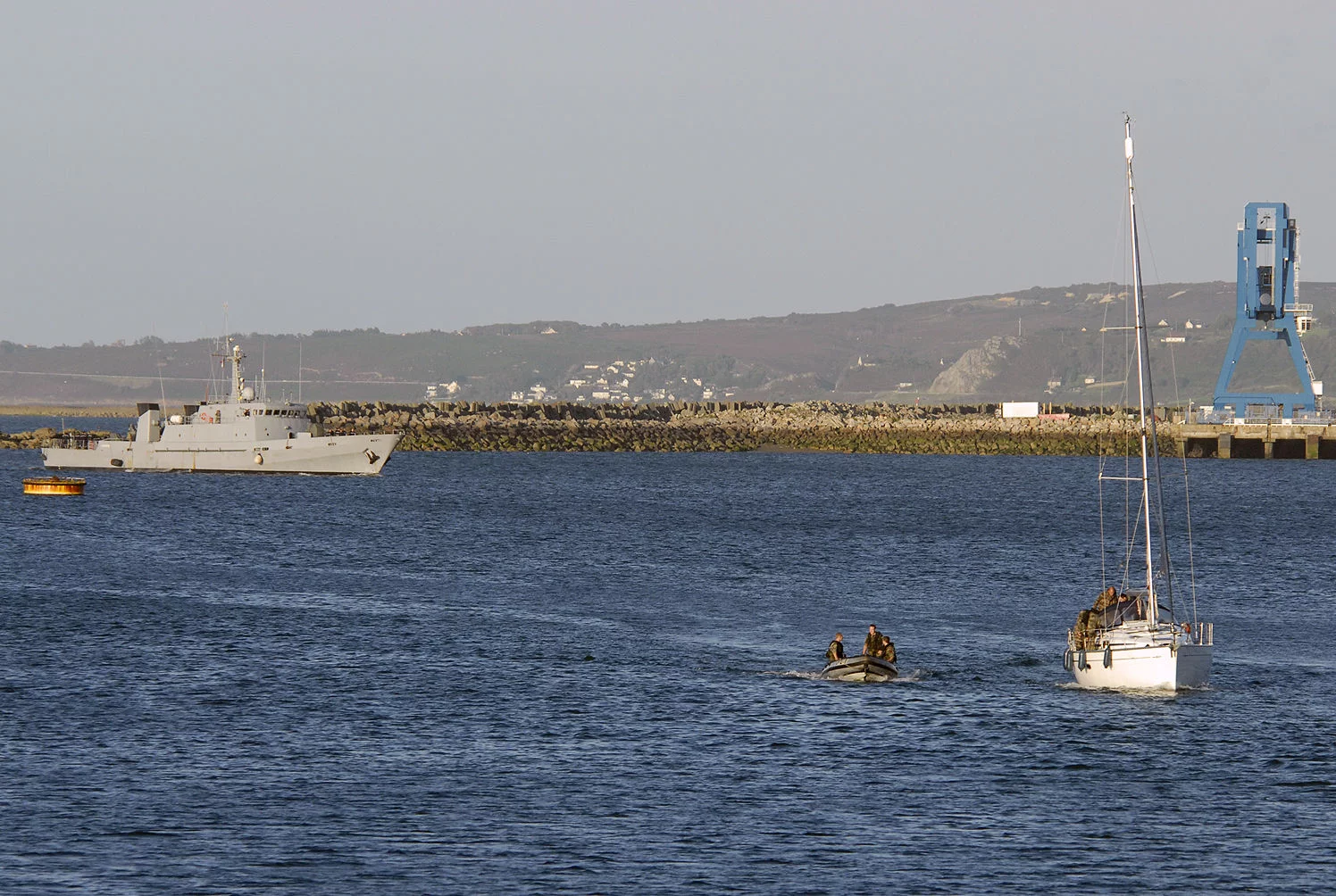 Le voilier sur lequel la saisie a eu lieu entre dans le port de Cherbourg