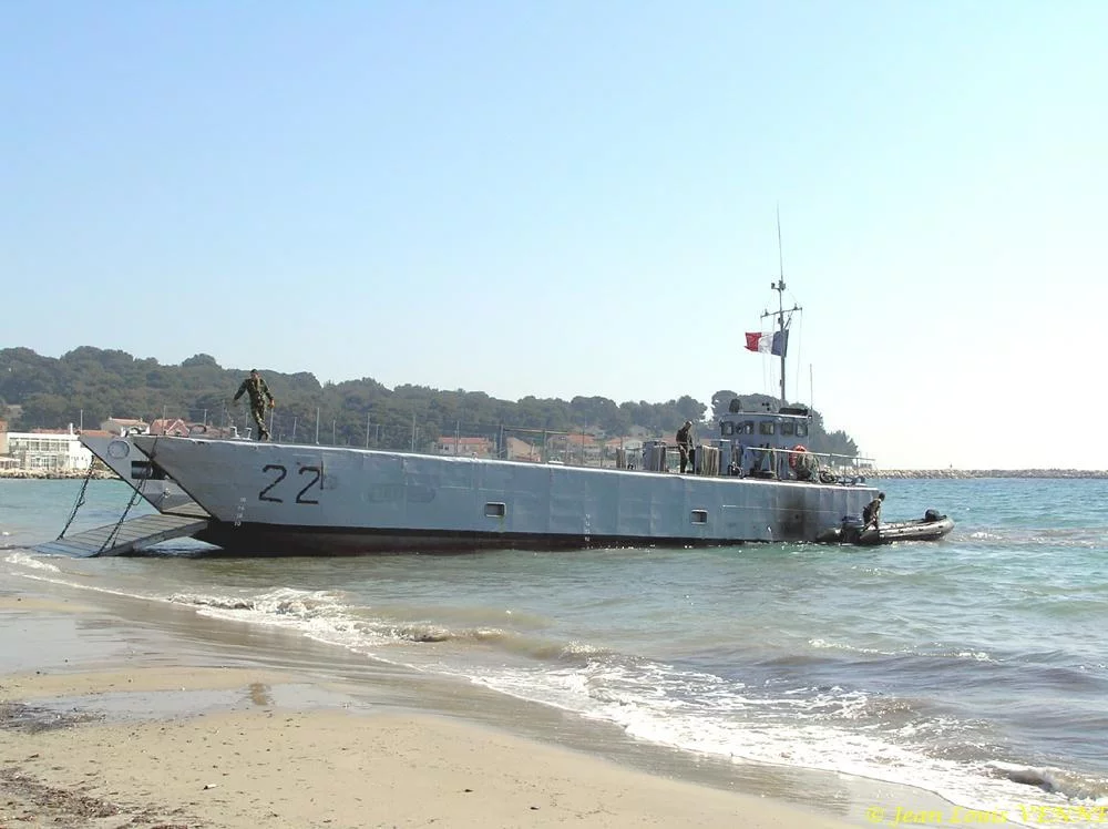 La flottille amphibie s'entraîne sur la plage des Sablettes