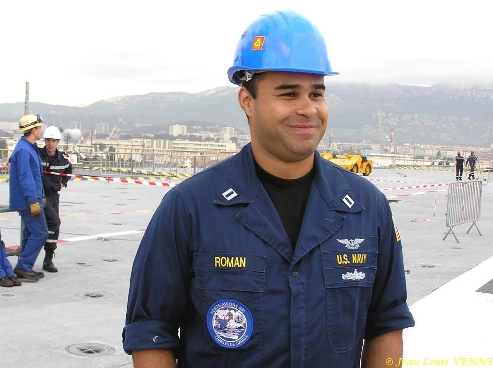 Un officier de l'US Navy affecté sur le Charles de Gaulle