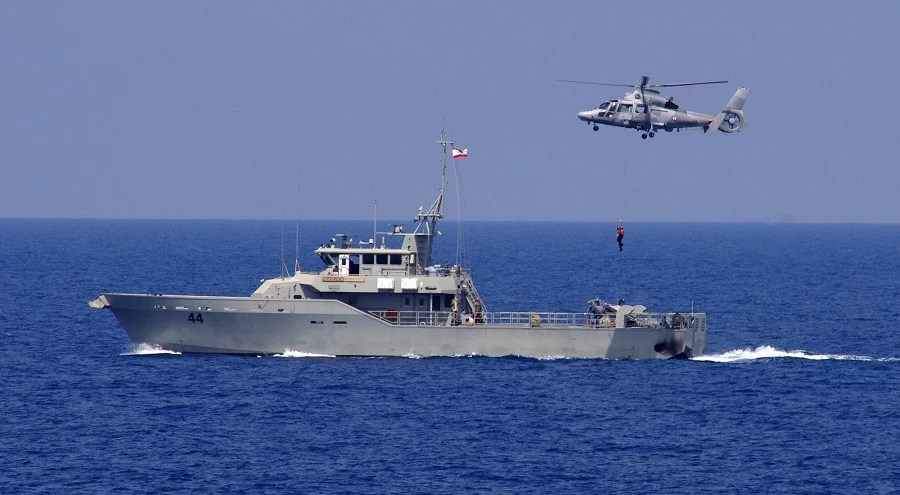 L'hélicoptère du Jean Bart effectue un hélitreuillage au-dessus d'un patrouilleur libanais