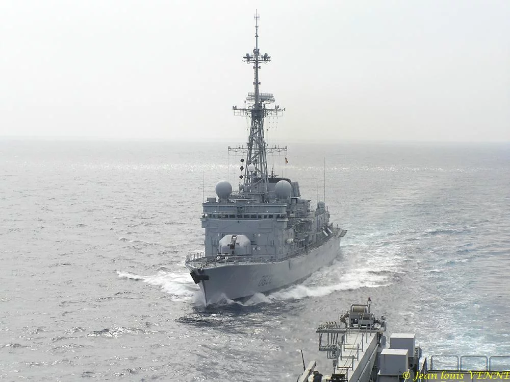 La frégate Primauguet se présente pour un ravitaillement à la mer
