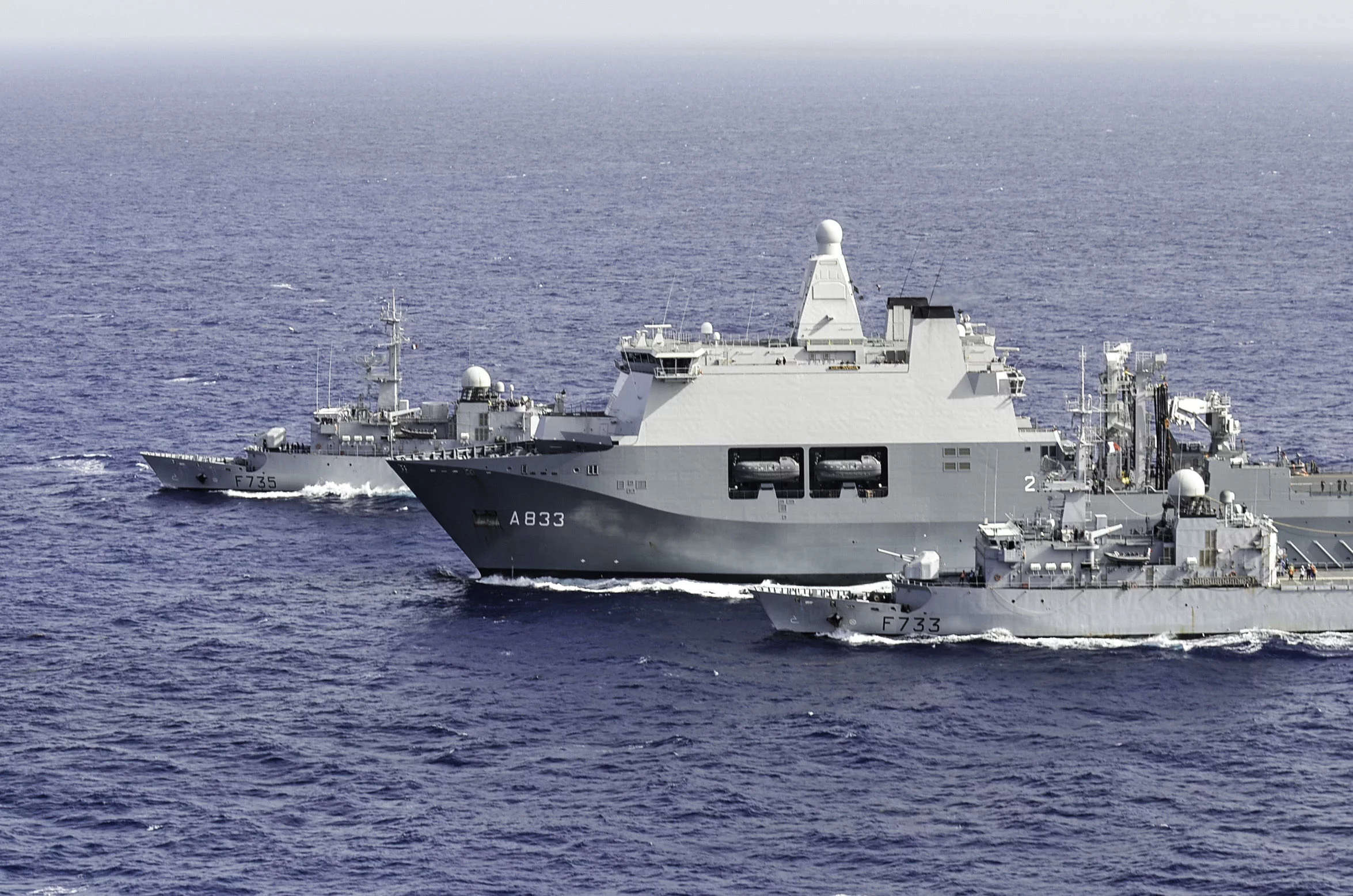 Ravitaillement à la mer simultannée des 2 frégates de surveillance