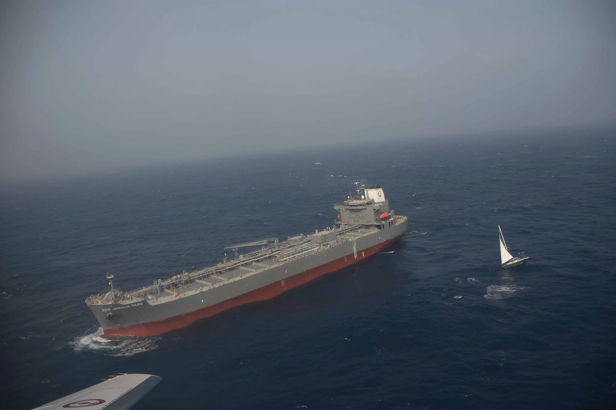 Le navire de commerce Eco Joshua Park et le voilier Gundar en détresse