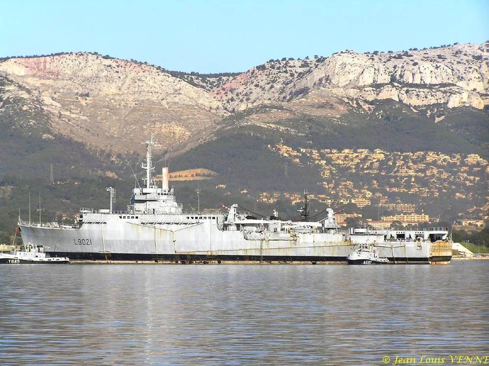 L'ex-Ouragan transféré dans le port de Bregaillon