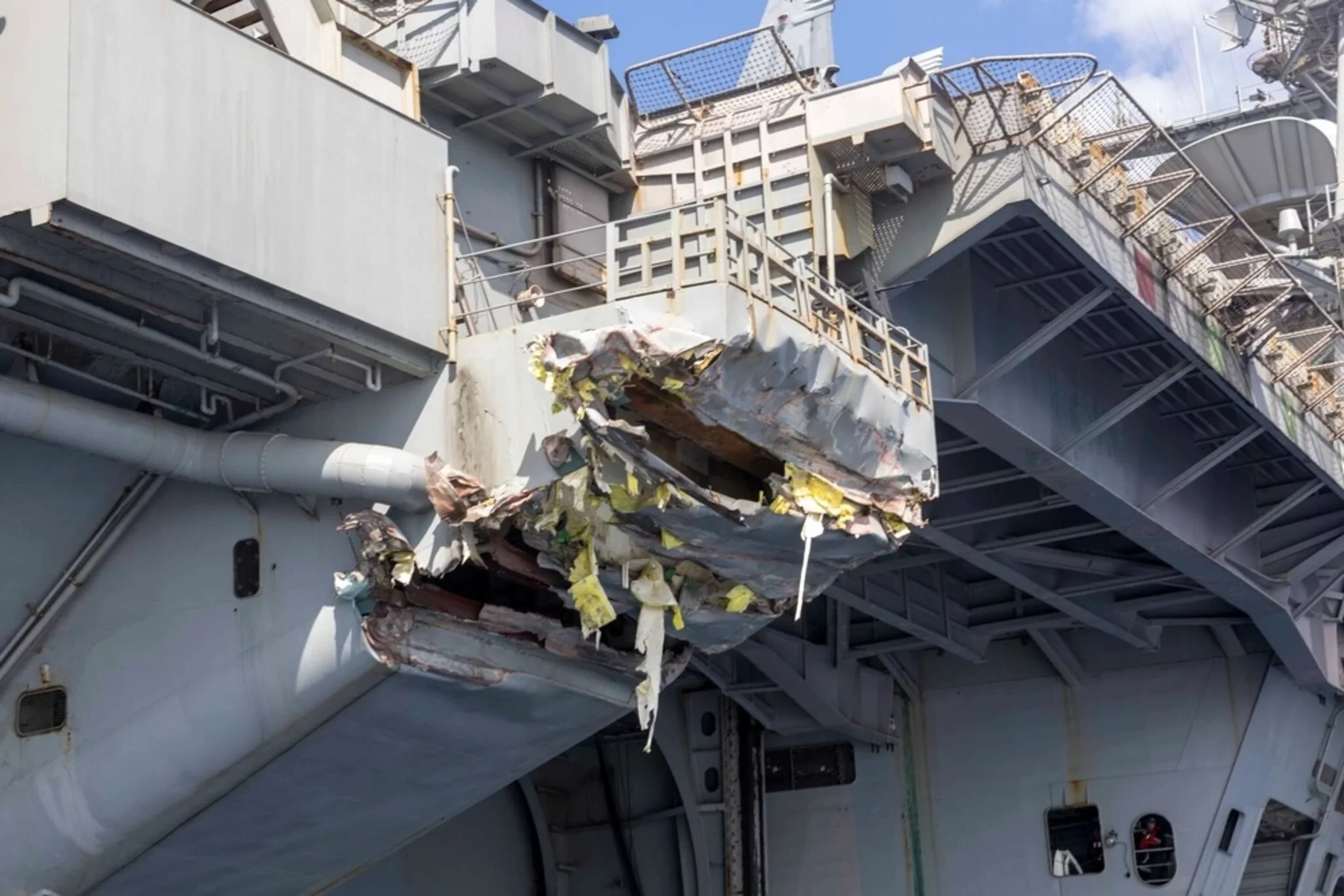 Les dégâts subies par le porte-avions USS Harry S. Truman lors de sa collision avec le cargo Besiktas-M