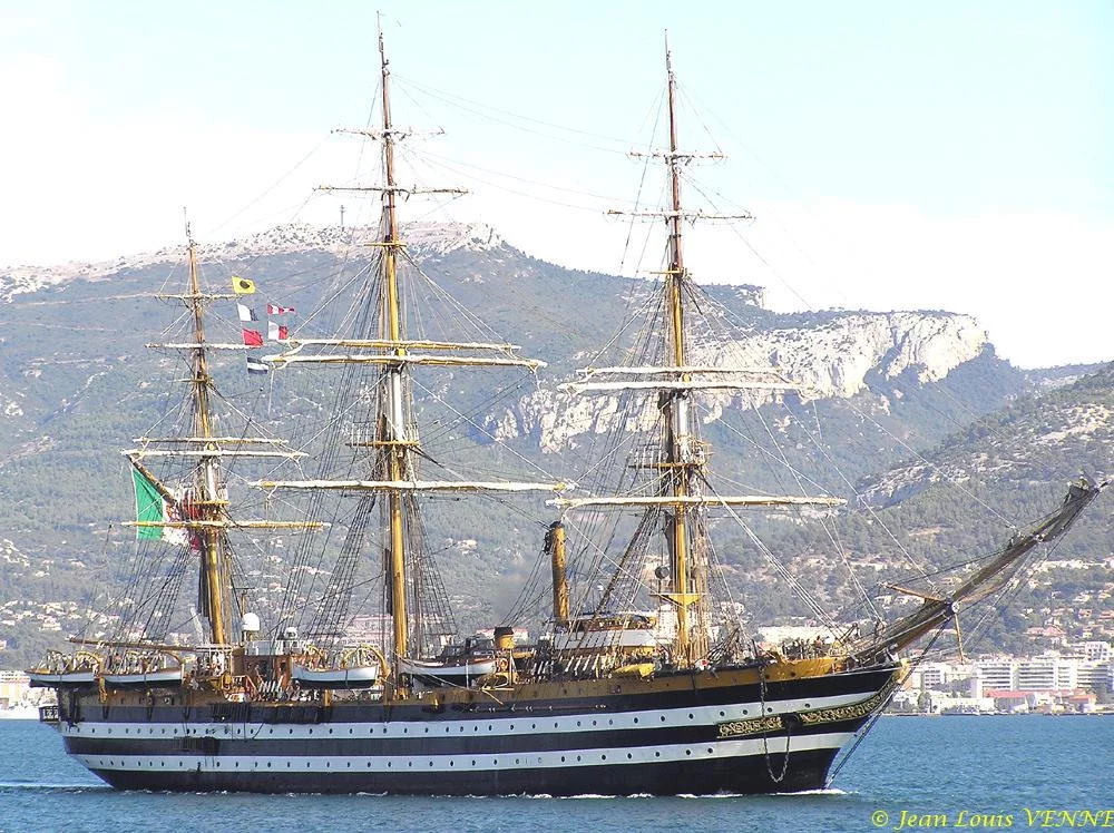 L’Amerigo Vespucci quitte Toulon