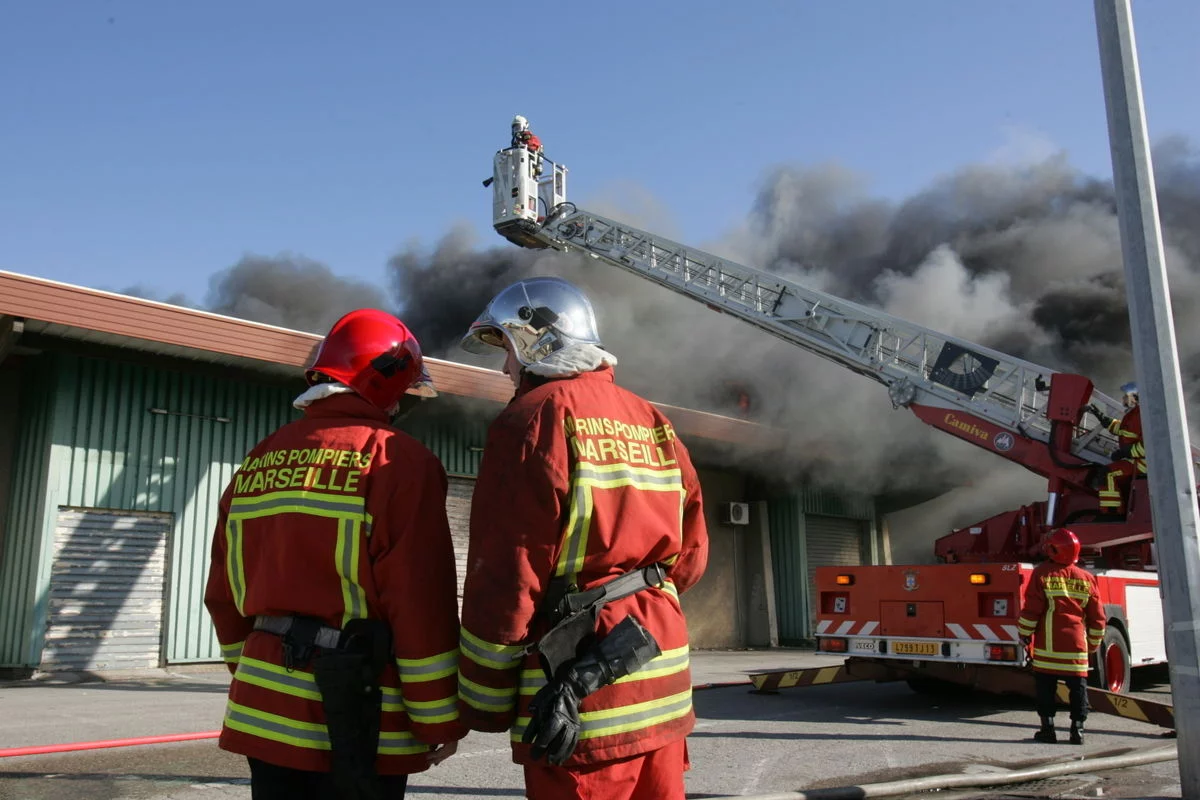 Les marins-pompiers de Marseille interviennent sur l'incendie au MIN des Arnavaux