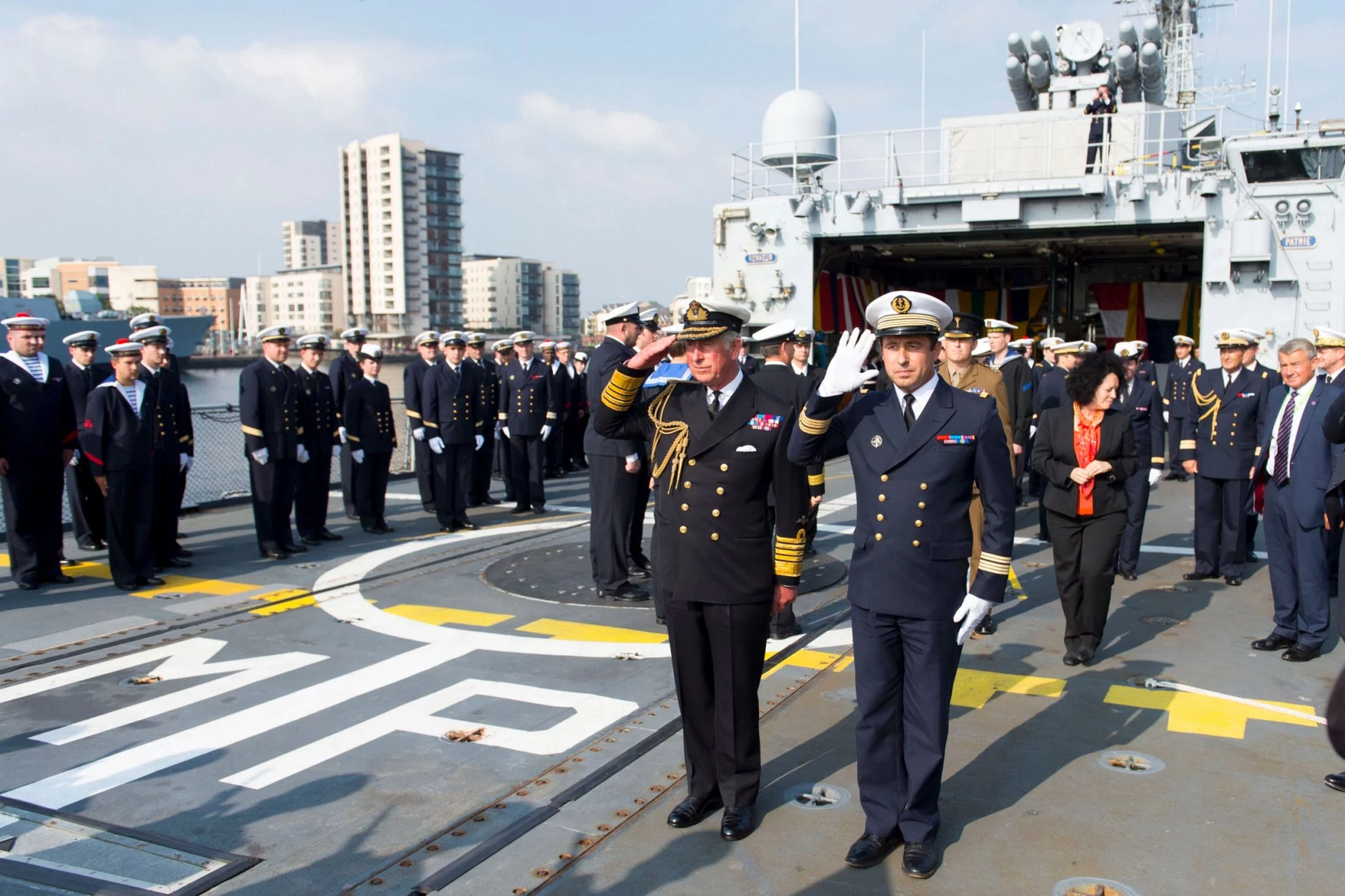 Le prince Charles et le capitaine de vaisseau Patrick Cazin, commandant le La Motte-Picquet