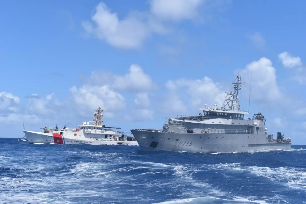 Le patrouilleur léger guyanais (PLG) La Confiance et l'USCGC (US Coast Guards Cutter) Winslow Griesser