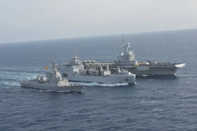 Le bâtiment ravitailleur de forces « Jacques Chevallier » fournit du carburant simultanément au porte-avions « Charles de Gaulle » et à la frégate « Cristóbal Colón »