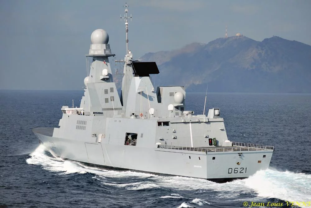 La frégate Chevalier Paul vient saluer le Jules Verne