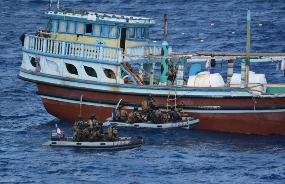 L'équipe de visite de la frégate Nivôse s'apprête à inspecter un dhow