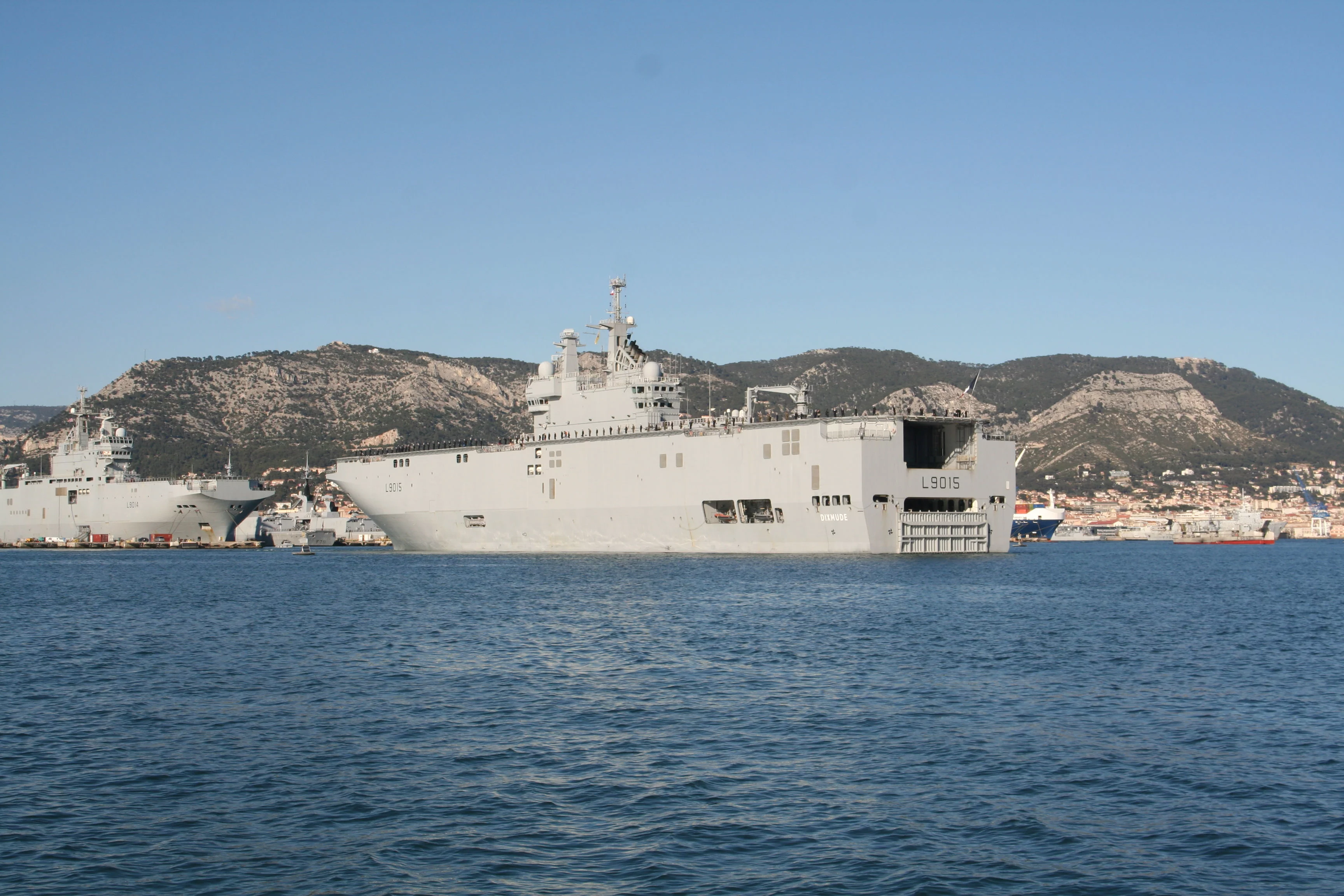 Appareillage du BPC Dixmude