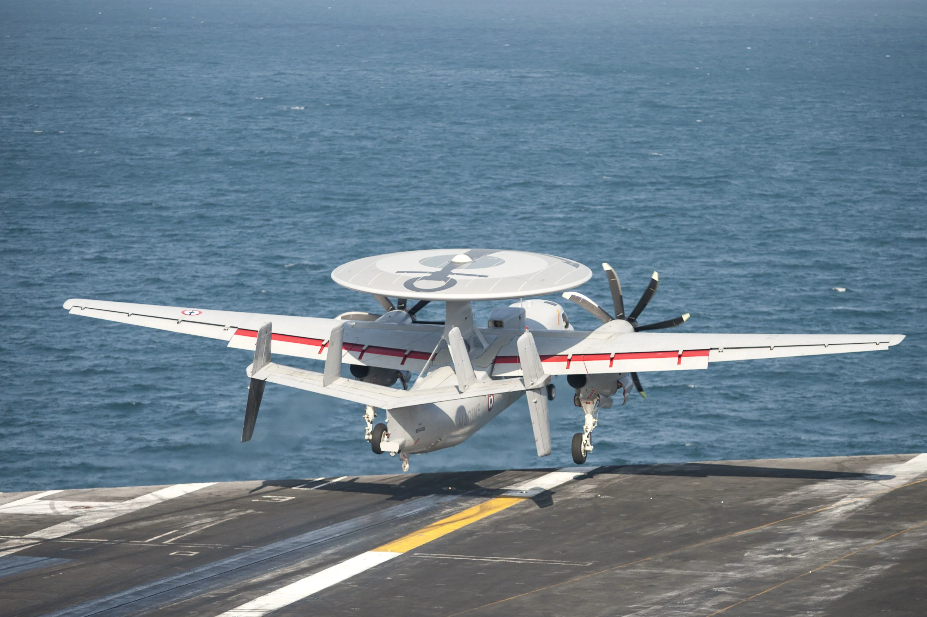 Un E2-C Hawkeye effectue un touch and go sur l’USS Harry S. Truman