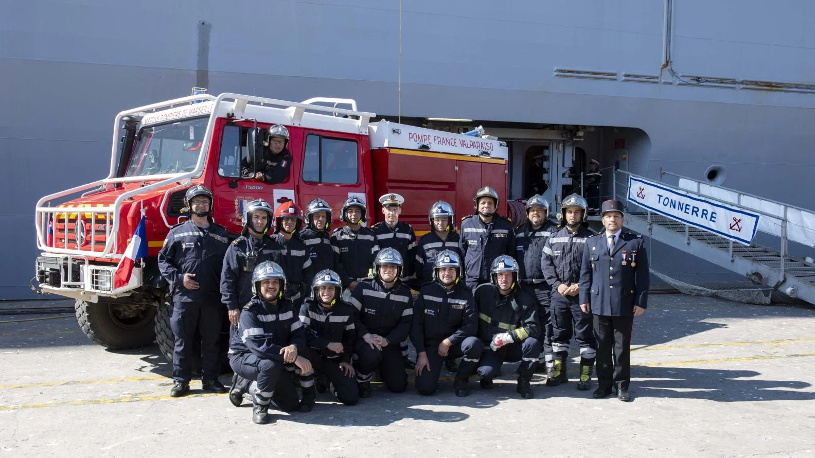 Des bomberos de Valparaiso posent devant le Tonnerre