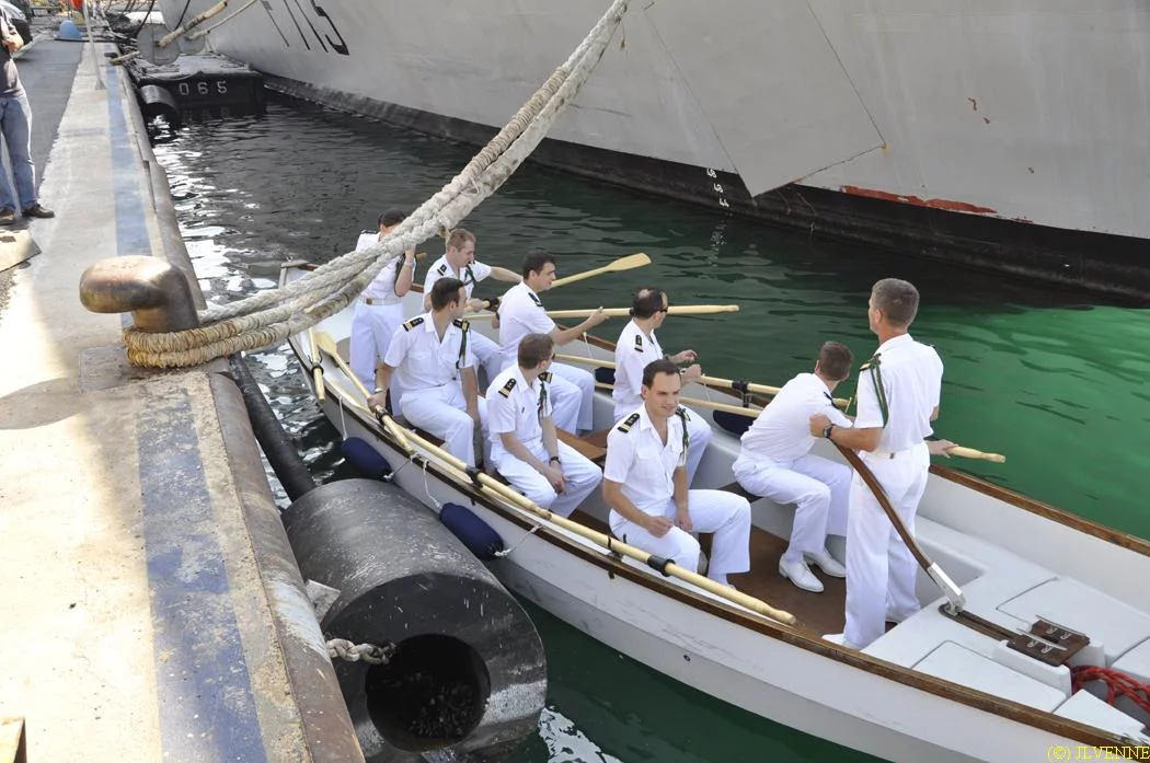 Tradition : le CF Eugène débarque en chaloupe armée par les officiers de l'Aconit