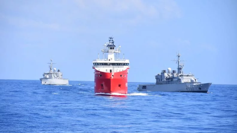 les frégates Nivôse et Floréal et le patrouilleur polaire L’Astrolabe