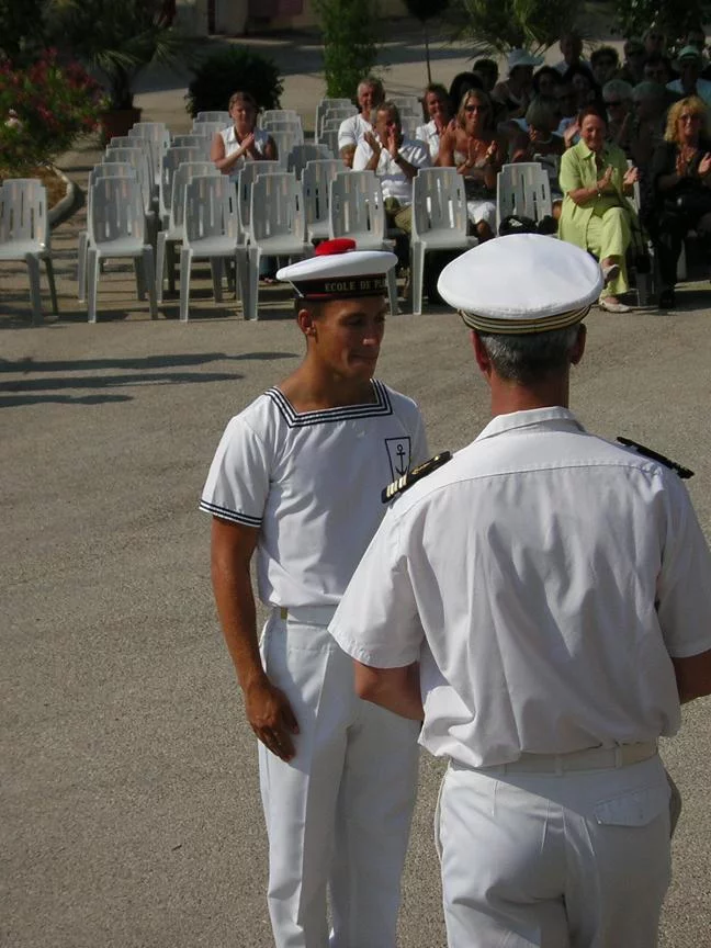 Un élève du BAT reçoit son insigne de plongeur-démineur