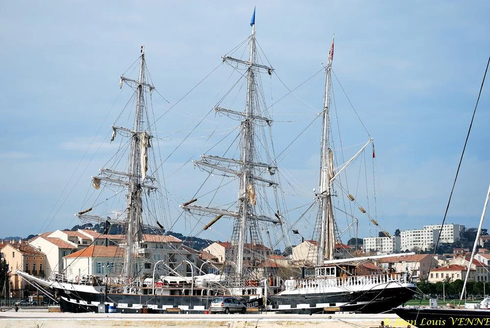 L’équipage installe les voiles sur les vergues du Bélem