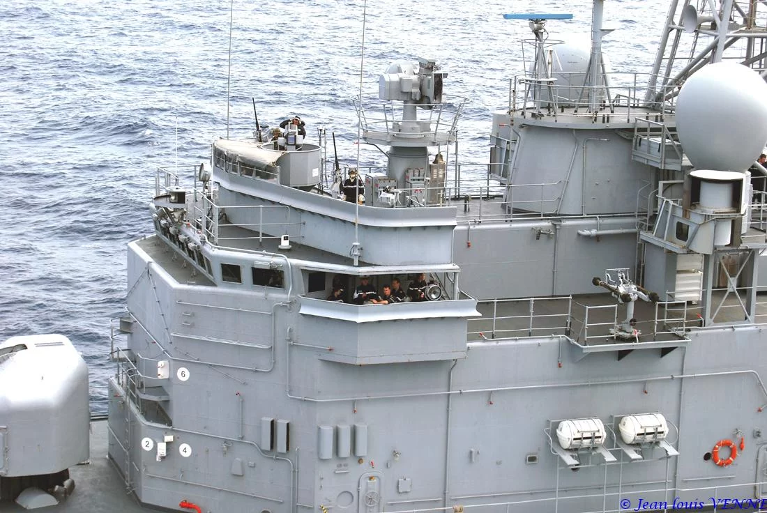 La frégate Primauguet se présente pour un ravitaillement à la mer