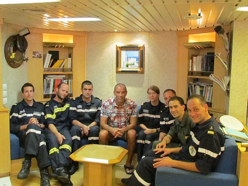 Le sélectionneur de l’équipe de football du sultanat d'Oman à bord du Surcouf