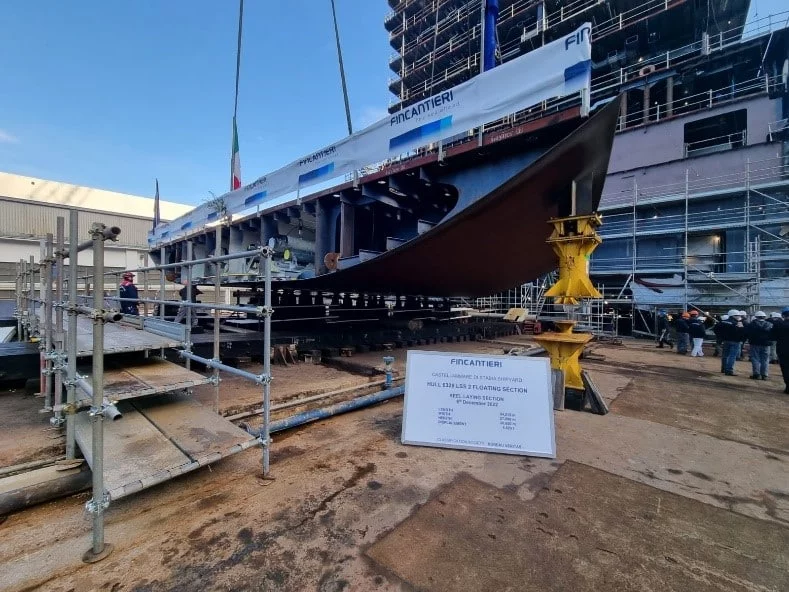 Mise sur cale de la secion avant du BRF Jacques Stosskopf