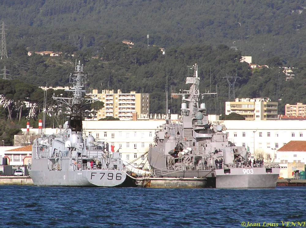 L'aviso Cdt birot et l'escorteur RaÃ¯s Corso 903