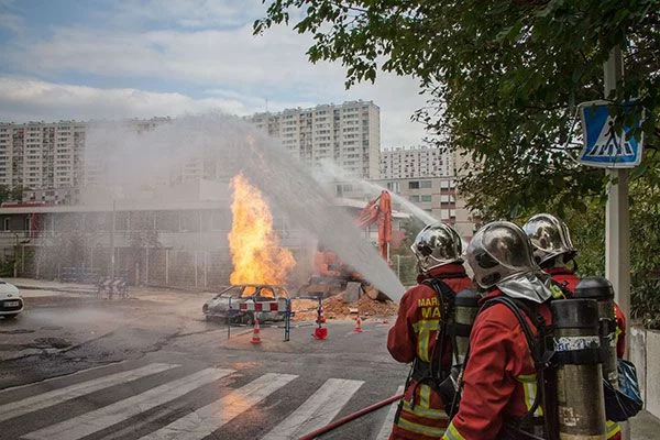 Le bataillon de marins-pompiers de Marseille intervient pour une fuite de gaz enflammé