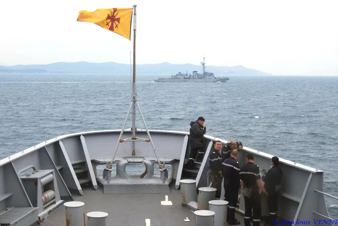 Une frégate ASM passe devant le Siroco