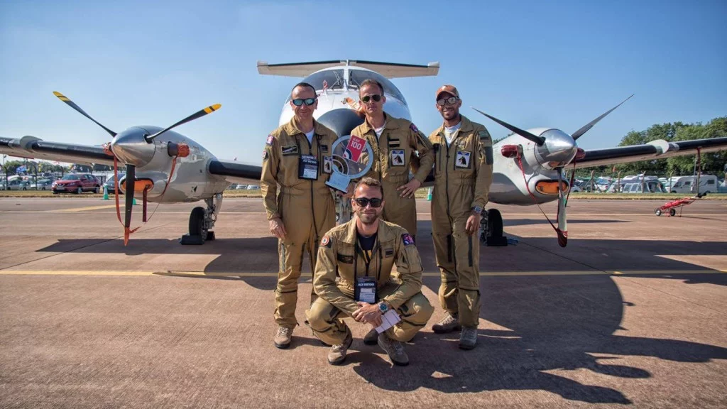 Un avion Xingu de l'escadrille 28F et son équipage