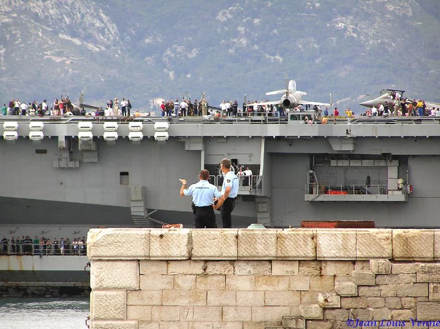 La sortie des familles du Charles de Gaulle