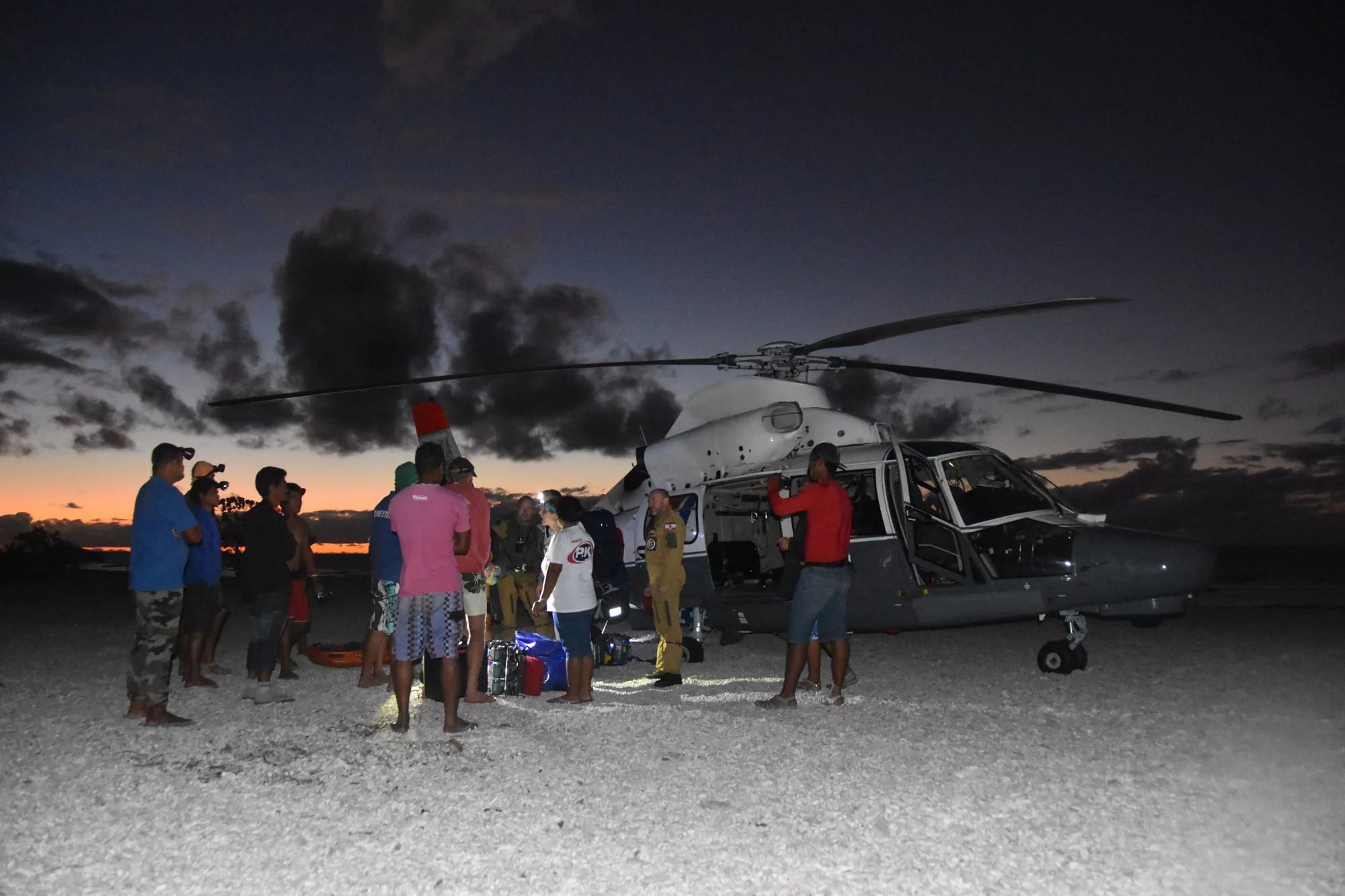 Le Dauphin du détachement 35F de Tahiti posé sur l'atoll de Tenarunga
