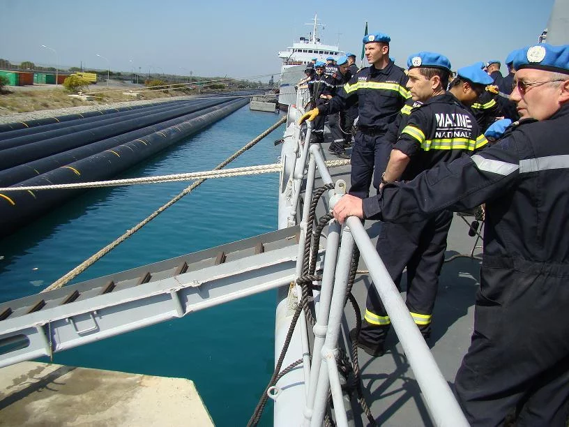 Des marins au béret bleu