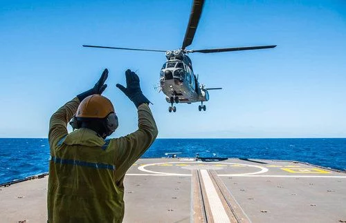 Entraînement d’appontage d’un hélicoptère Puma sur le Germinal