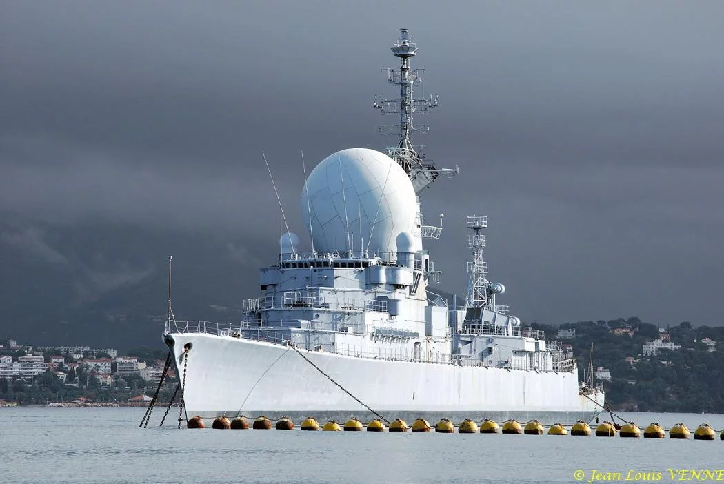 L’ex-Duquesne sur fond de nuages