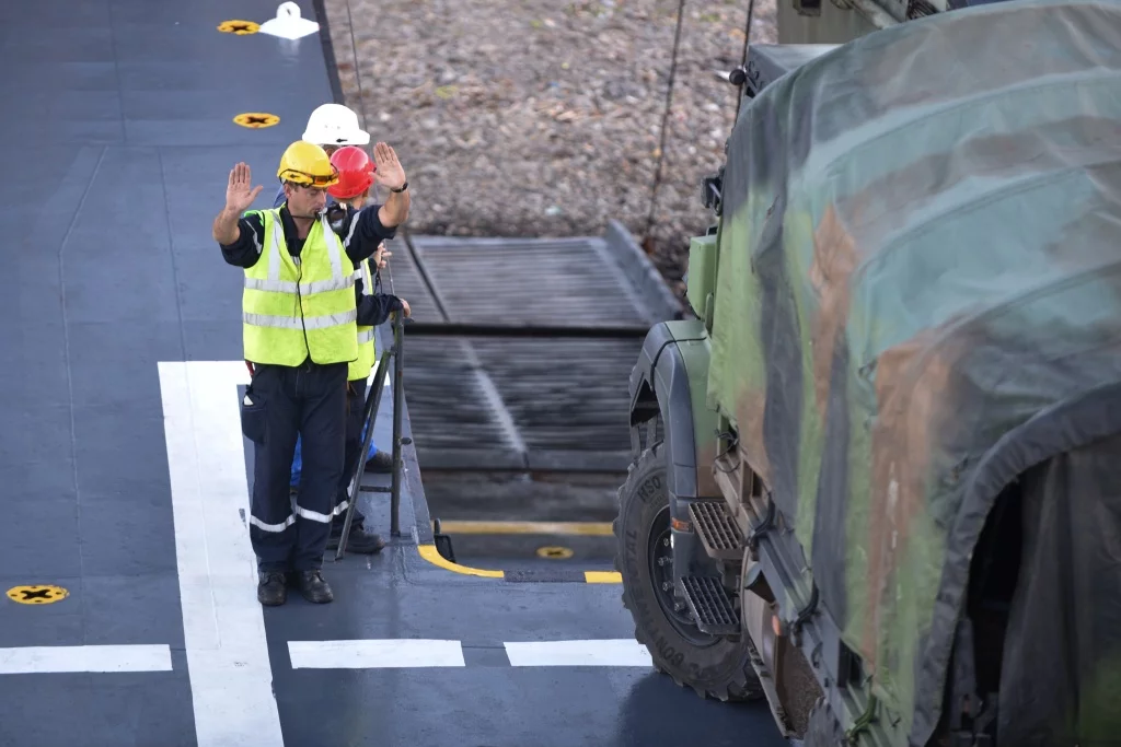 L'équipage du Dumont d'Urville guide les manoeuvres des camions